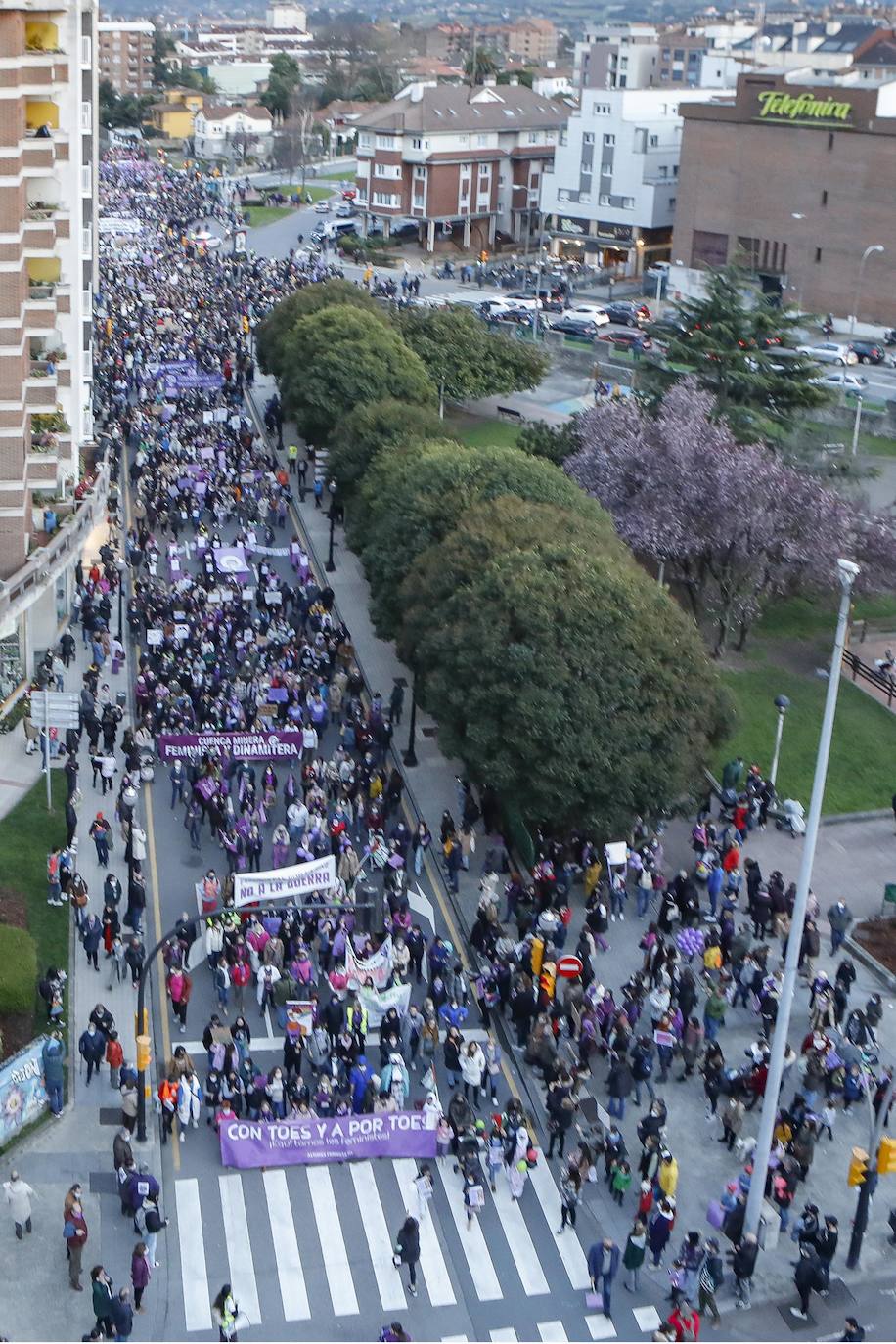 Las mujeres asturianas 'paran' este martes para renovar el impulso en la lucha por la igualdad.Las calles de Gijón se han llenado de miles de personas, unas 5.000, para celebrar el Día Internacional de la Mujer.