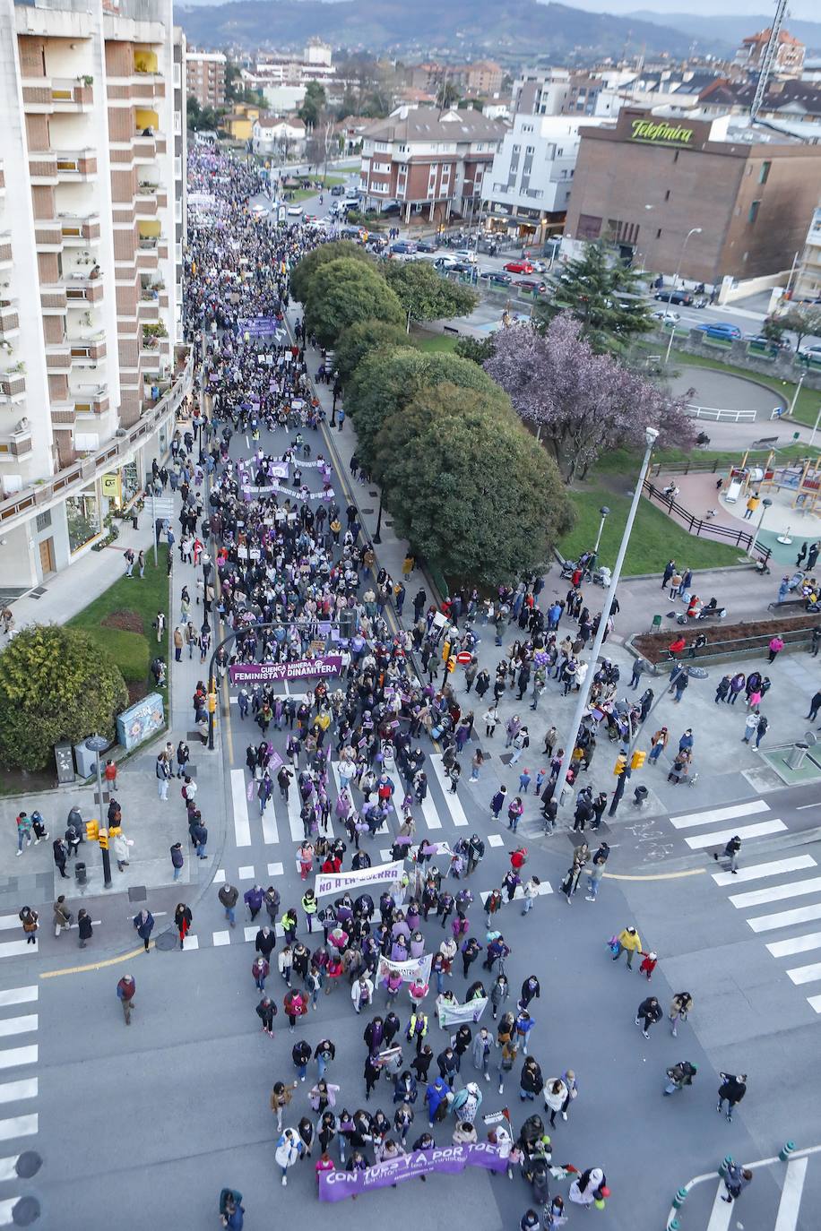 Las mujeres asturianas 'paran' este martes para renovar el impulso en la lucha por la igualdad.Las calles de Gijón se han llenado de miles de personas, unas 5.000, para celebrar el Día Internacional de la Mujer.