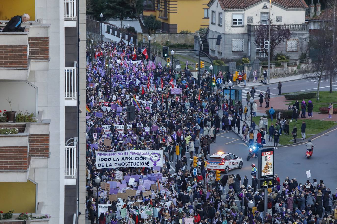 Las mujeres asturianas 'paran' este martes para renovar el impulso en la lucha por la igualdad.Las calles de Gijón se han llenado de miles de personas, unas 5.000, para celebrar el Día Internacional de la Mujer.