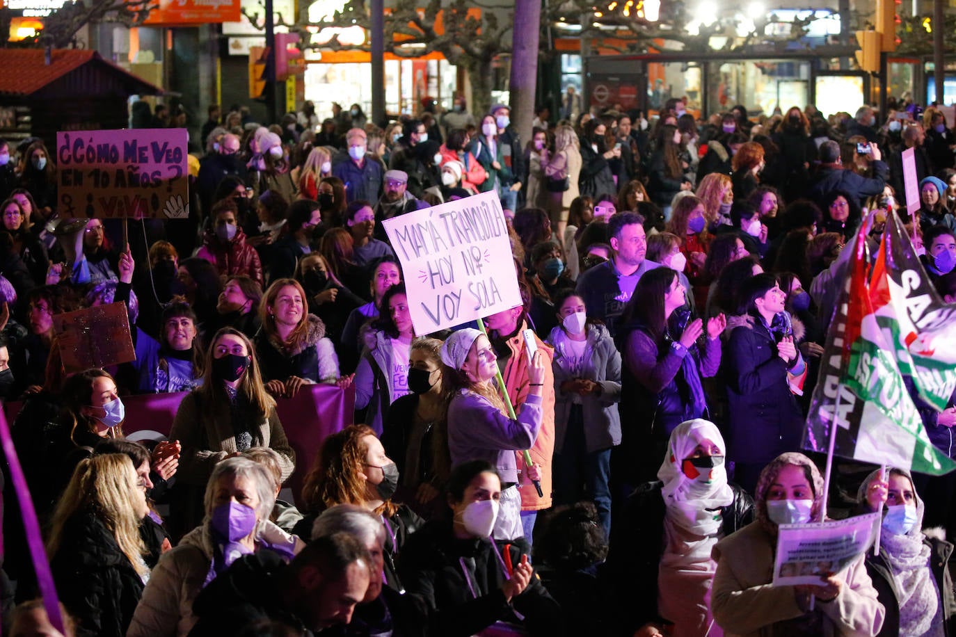 Las mujeres asturianas 'paran' este martes para renovar el impulso en la lucha por la igualdad.Las calles de Gijón se han llenado de miles de personas, unas 5.000, para celebrar el Día Internacional de la Mujer.