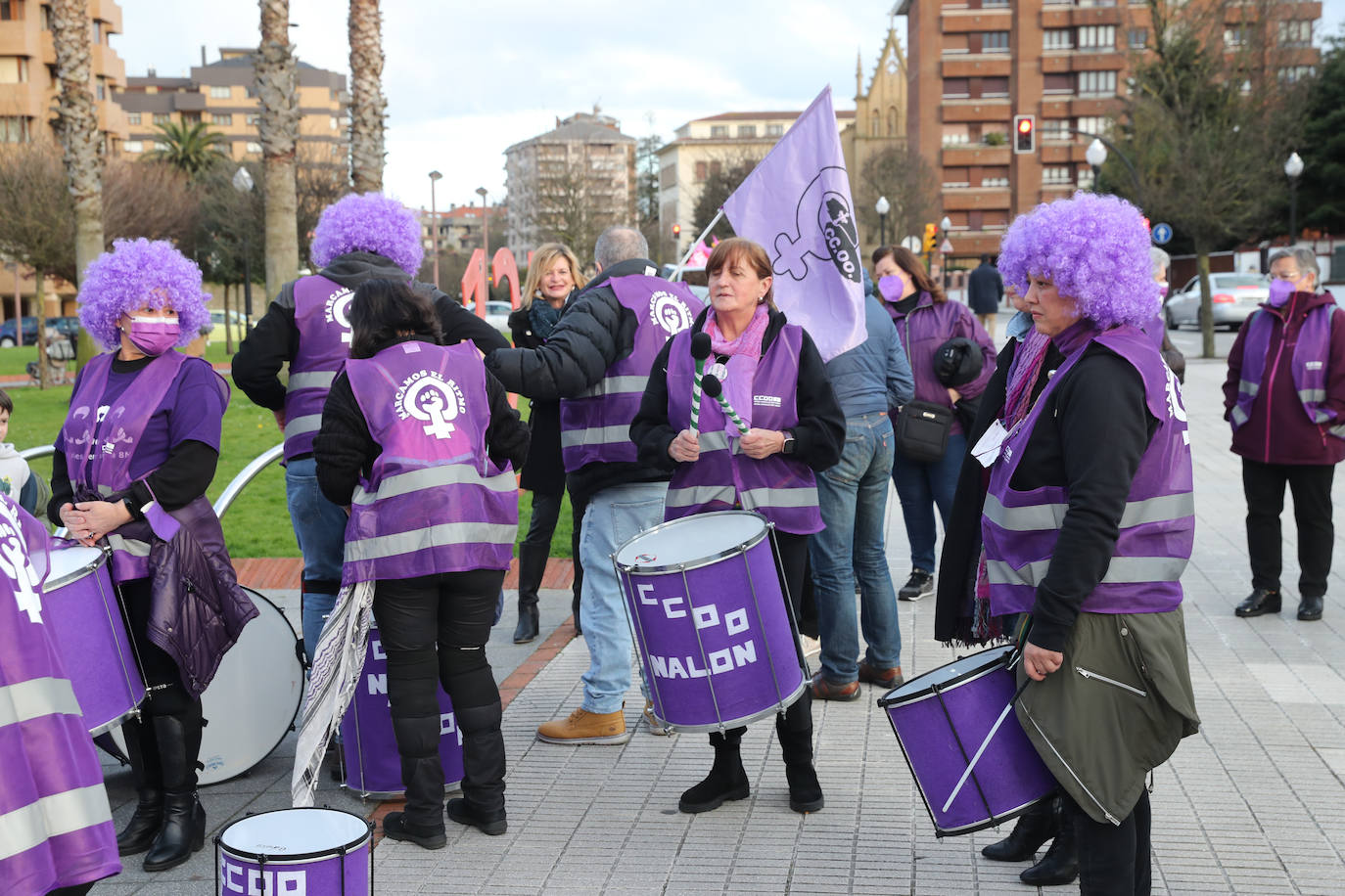 Las mujeres asturianas 'paran' este martes para renovar el impulso en la lucha por la igualdad.Las calles de Gijón se han llenado de miles de personas, unas 5.000, para celebrar el Día Internacional de la Mujer.