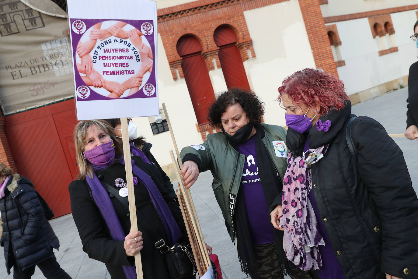 Las mujeres asturianas 'paran' este martes para renovar el impulso en la lucha por la igualdad.Las calles de Gijón se han llenado de miles de personas, unas 5.000, para celebrar el Día Internacional de la Mujer.