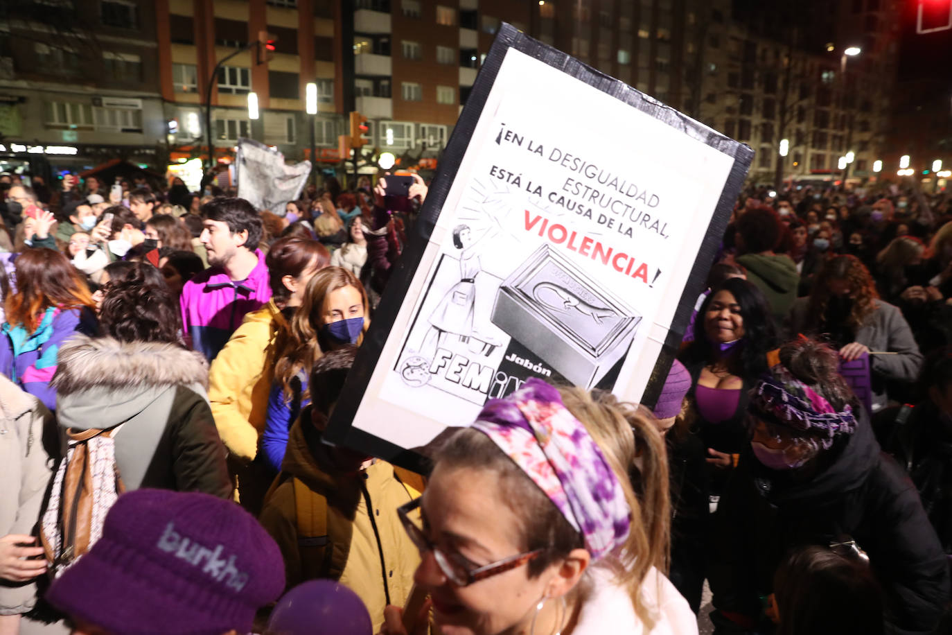 Las mujeres asturianas 'paran' este martes para renovar el impulso en la lucha por la igualdad.Las calles de Gijón se han llenado de miles de personas, unas 5.000, para celebrar el Día Internacional de la Mujer.