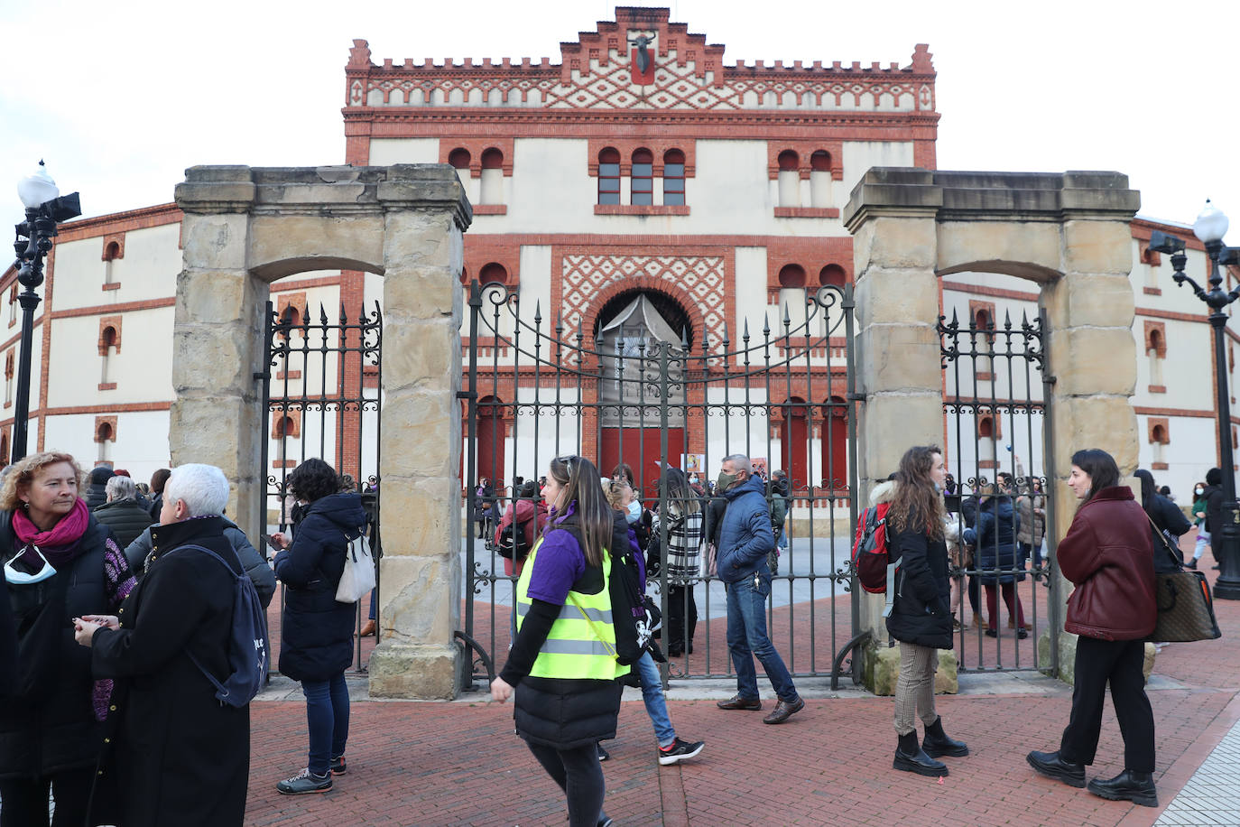 Las mujeres asturianas 'paran' este martes para renovar el impulso en la lucha por la igualdad.Las calles de Gijón se han llenado de miles de personas, unas 5.000, para celebrar el Día Internacional de la Mujer.