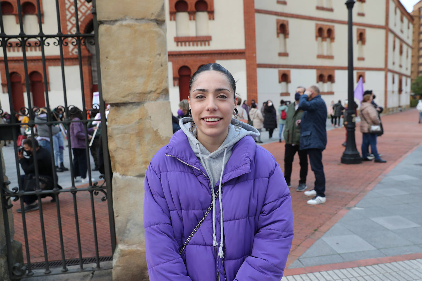 Las mujeres asturianas 'paran' este martes para renovar el impulso en la lucha por la igualdad.Las calles de Gijón se han llenado de miles de personas, unas 5.000, para celebrar el Día Internacional de la Mujer.