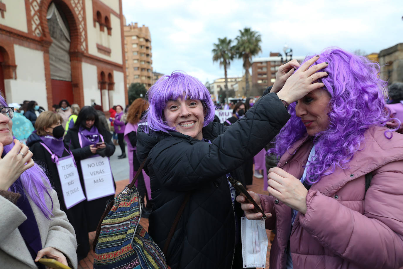 Las mujeres asturianas 'paran' este martes para renovar el impulso en la lucha por la igualdad.Las calles de Gijón se han llenado de miles de personas, unas 5.000, para celebrar el Día Internacional de la Mujer.