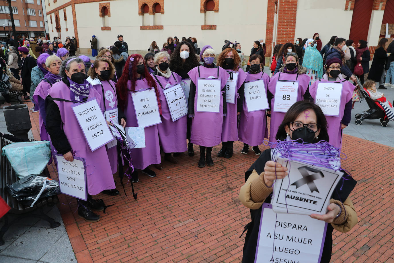 Las mujeres asturianas 'paran' este martes para renovar el impulso en la lucha por la igualdad.Las calles de Gijón se han llenado de miles de personas, unas 5.000, para celebrar el Día Internacional de la Mujer.