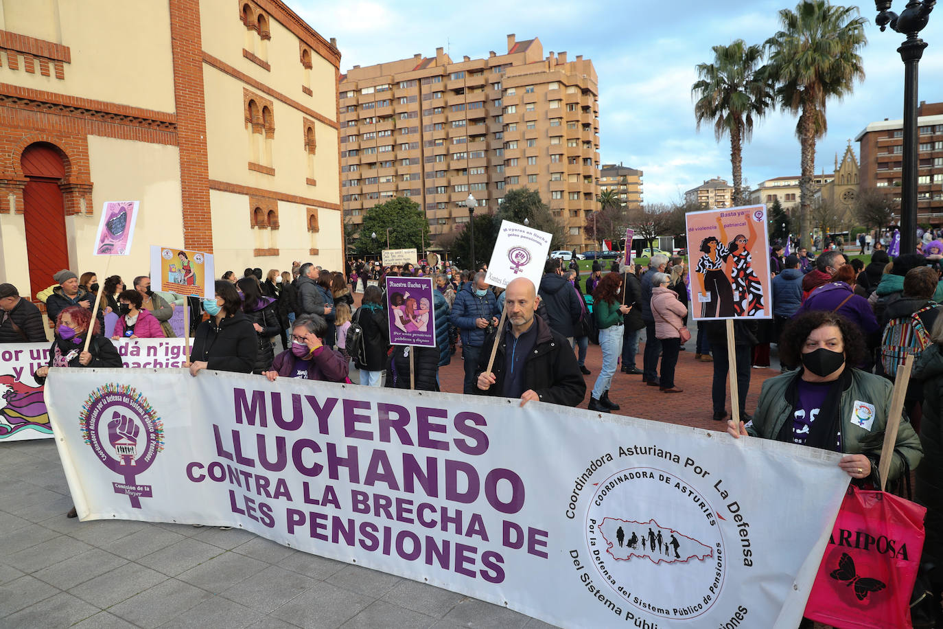 Las mujeres asturianas 'paran' este martes para renovar el impulso en la lucha por la igualdad.Las calles de Gijón se han llenado de miles de personas, unas 5.000, para celebrar el Día Internacional de la Mujer.