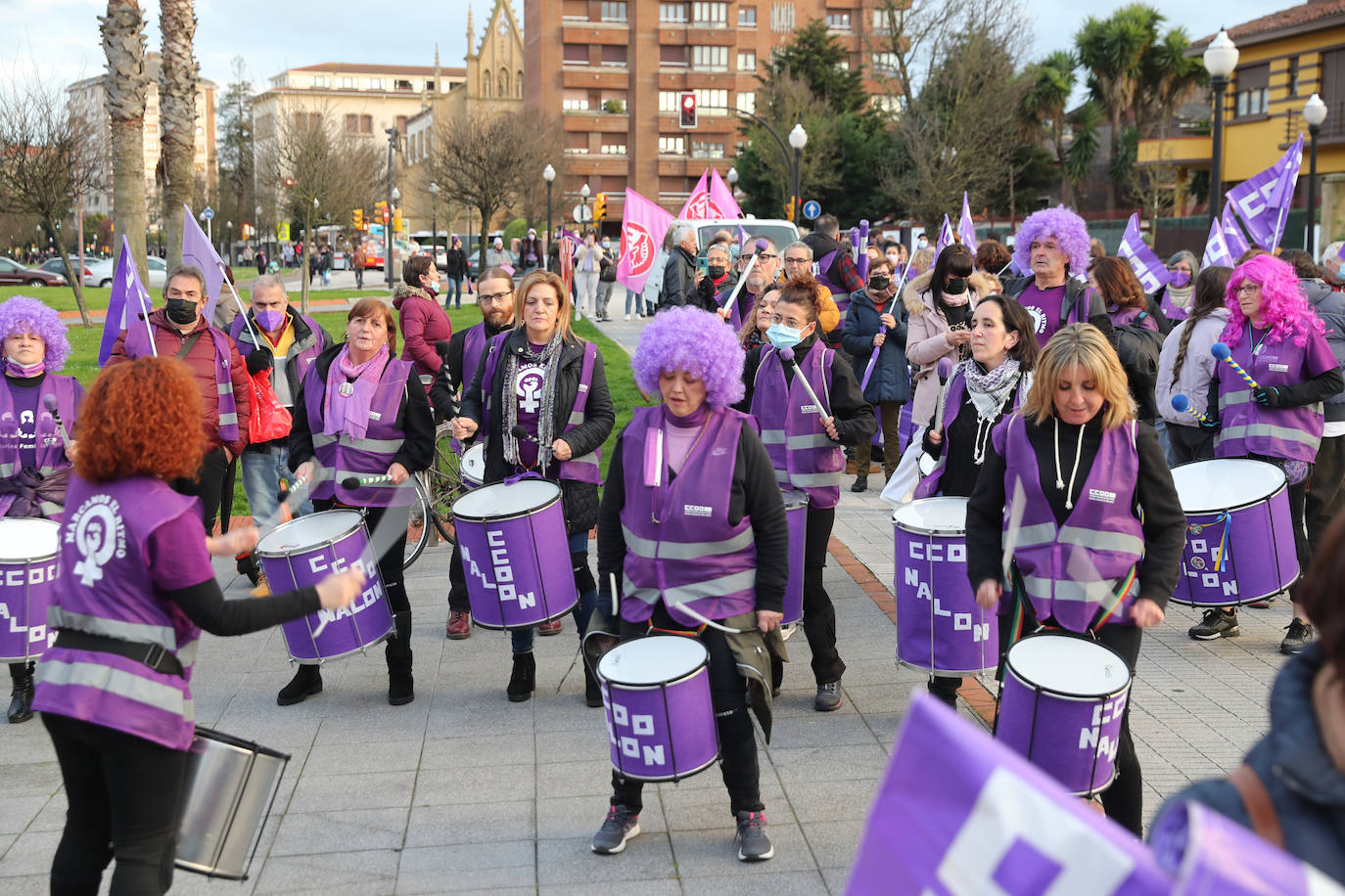 Las mujeres asturianas 'paran' este martes para renovar el impulso en la lucha por la igualdad.Las calles de Gijón se han llenado de miles de personas, unas 5.000, para celebrar el Día Internacional de la Mujer.