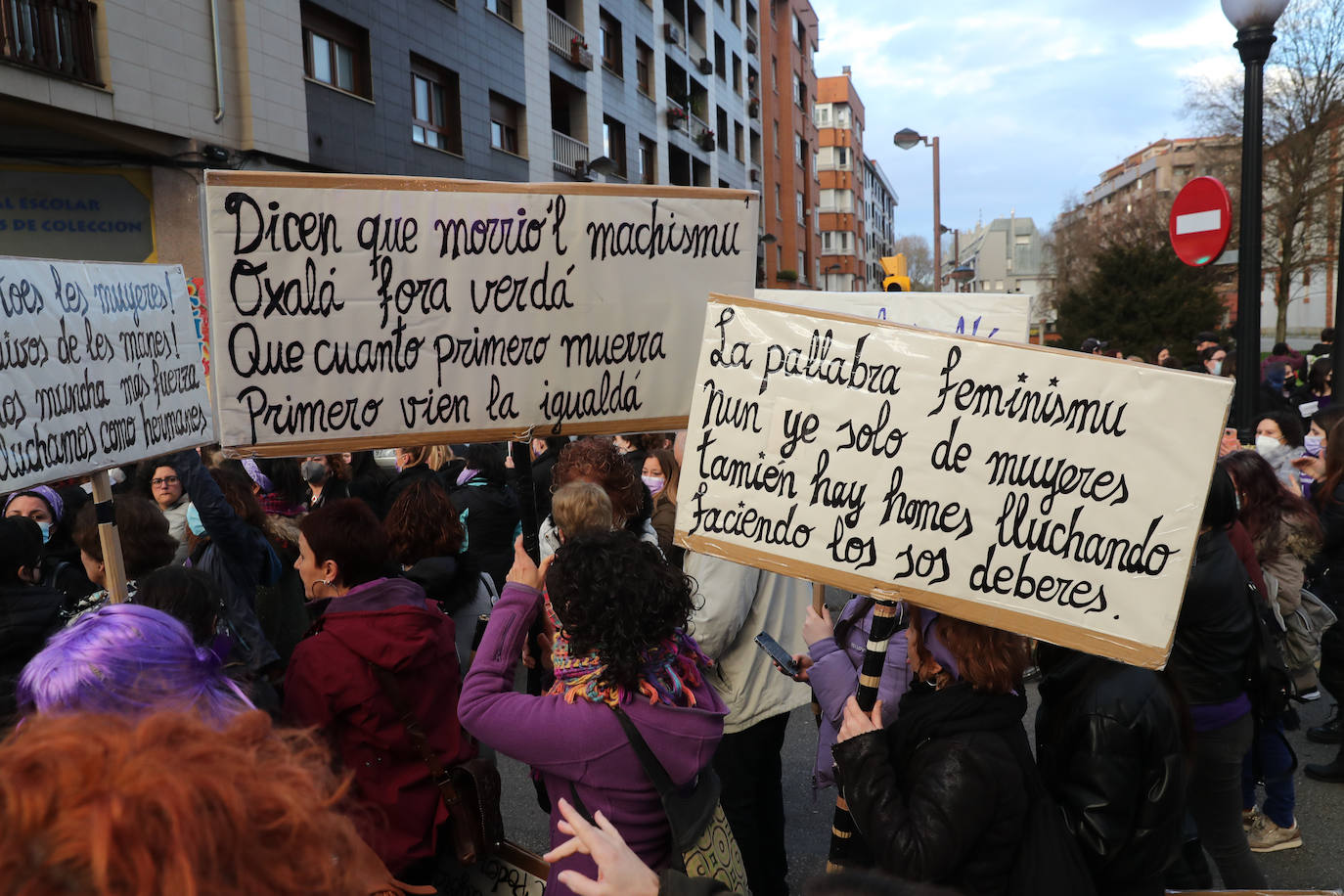 Las mujeres asturianas 'paran' este martes para renovar el impulso en la lucha por la igualdad.Las calles de Gijón se han llenado de miles de personas, unas 5.000, para celebrar el Día Internacional de la Mujer.