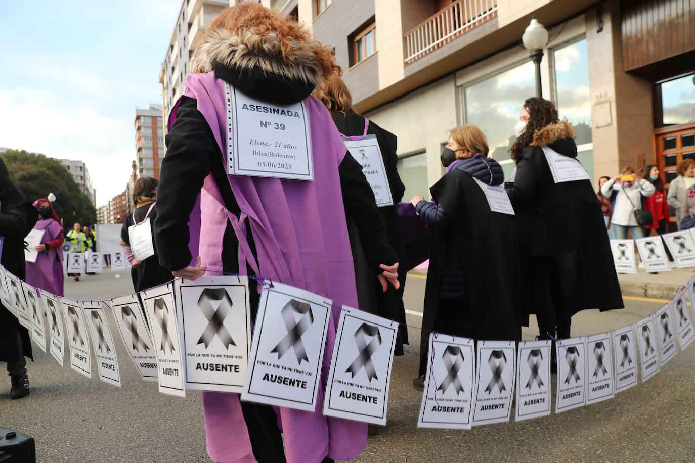 Las mujeres asturianas 'paran' este martes para renovar el impulso en la lucha por la igualdad.Las calles de Gijón se han llenado de miles de personas, unas 5.000, para celebrar el Día Internacional de la Mujer.