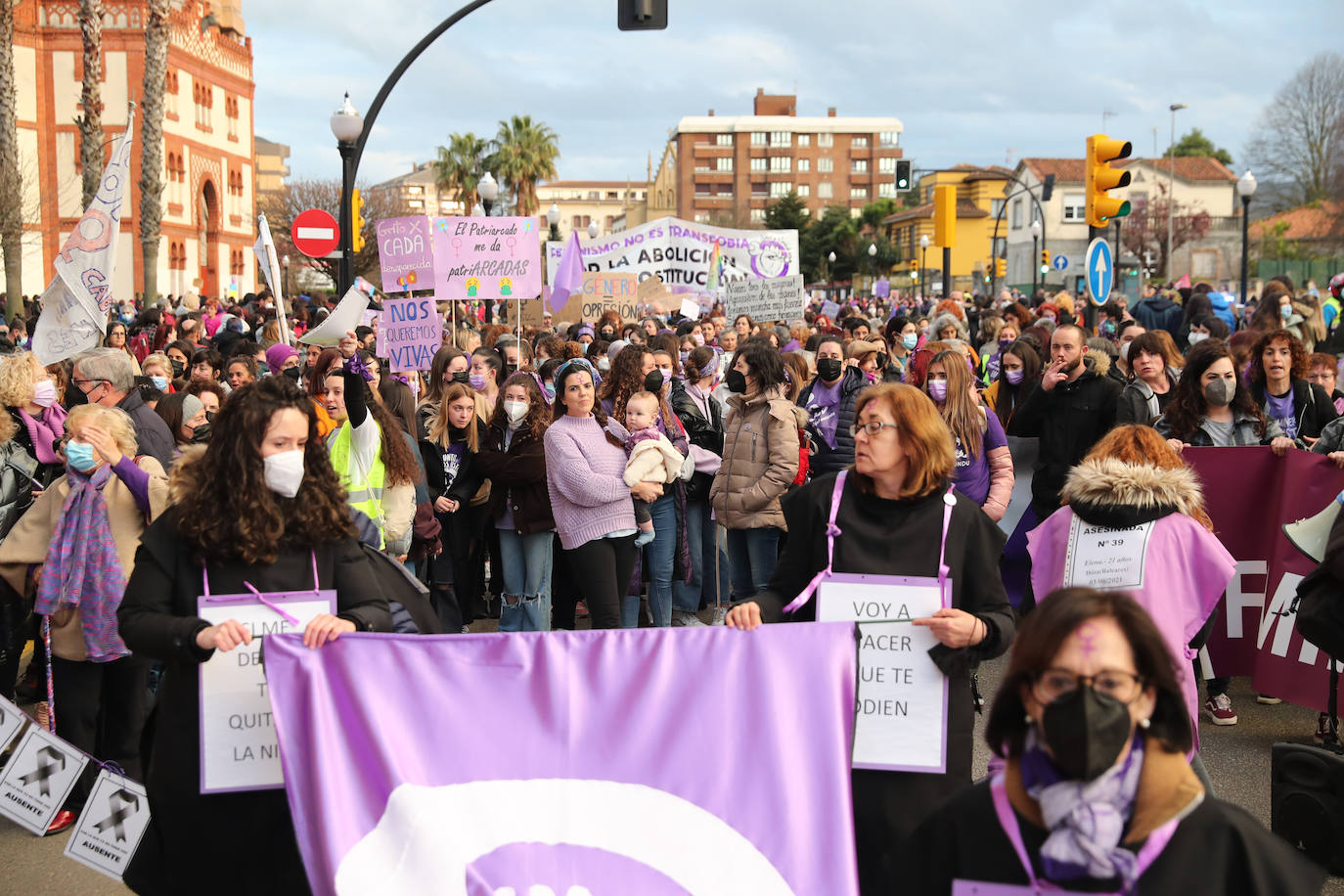 Las mujeres asturianas 'paran' este martes para renovar el impulso en la lucha por la igualdad.Las calles de Gijón se han llenado de miles de personas, unas 5.000, para celebrar el Día Internacional de la Mujer.