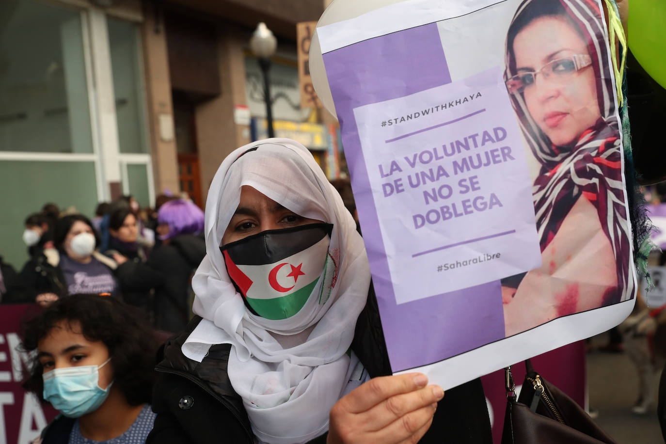 Las mujeres asturianas 'paran' este martes para renovar el impulso en la lucha por la igualdad.Las calles de Gijón se han llenado de miles de personas, unas 5.000, para celebrar el Día Internacional de la Mujer.