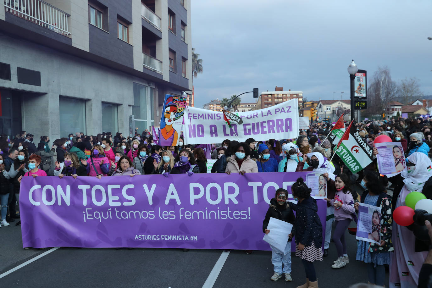 Las mujeres asturianas 'paran' este martes para renovar el impulso en la lucha por la igualdad.Las calles de Gijón se han llenado de miles de personas, unas 5.000, para celebrar el Día Internacional de la Mujer.