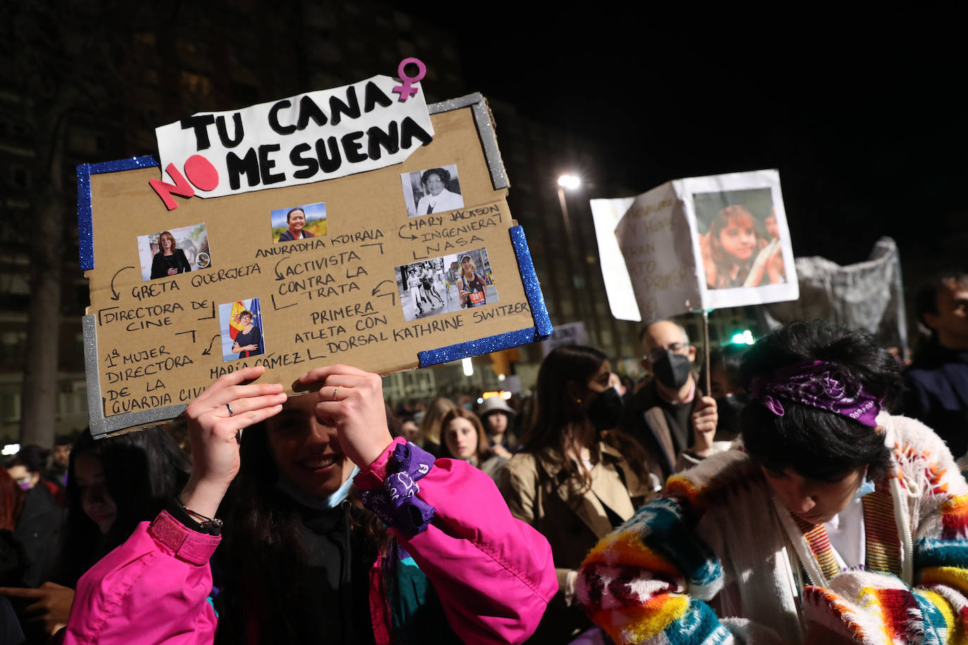 Las mujeres asturianas 'paran' este martes para renovar el impulso en la lucha por la igualdad.Las calles de Gijón se han llenado de miles de personas, unas 5.000, para celebrar el Día Internacional de la Mujer.