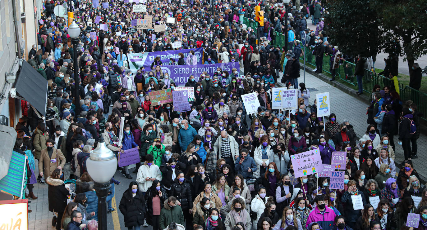 Las mujeres asturianas 'paran' este martes para renovar el impulso en la lucha por la igualdad.Las calles de Gijón se han llenado de miles de personas, unas 5.000, para celebrar el Día Internacional de la Mujer.