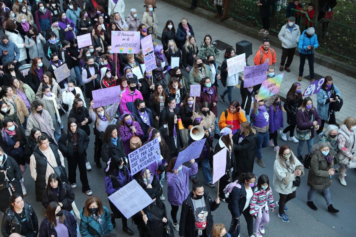 Las mujeres asturianas 'paran' este martes para renovar el impulso en la lucha por la igualdad.Las calles de Gijón se han llenado de miles de personas, unas 5.000, para celebrar el Día Internacional de la Mujer.