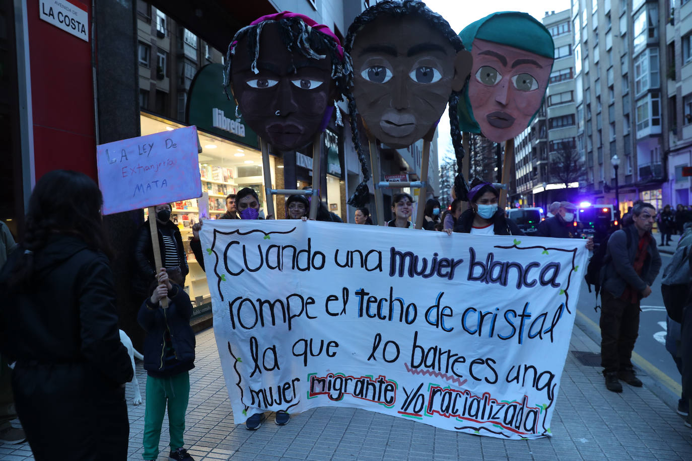 Las mujeres asturianas 'paran' este martes para renovar el impulso en la lucha por la igualdad.Las calles de Gijón se han llenado de miles de personas, unas 5.000, para celebrar el Día Internacional de la Mujer.