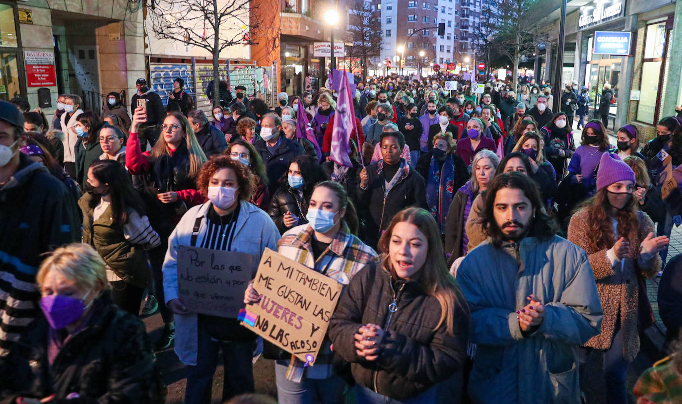 Las mujeres asturianas 'paran' este martes para renovar el impulso en la lucha por la igualdad.Las calles de Gijón se han llenado de miles de personas, unas 5.000, para celebrar el Día Internacional de la Mujer.