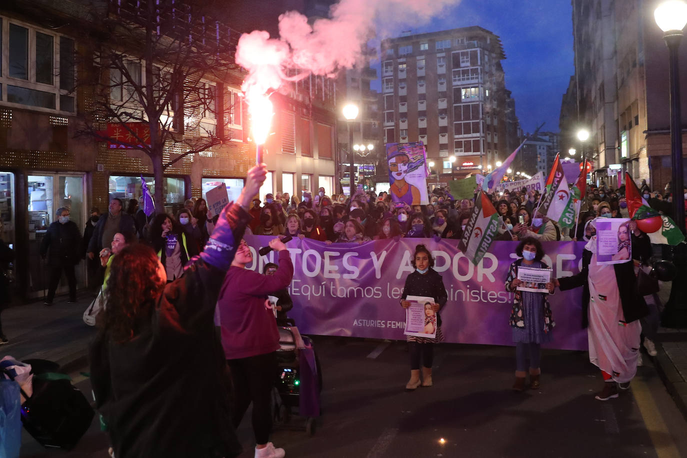 Las mujeres asturianas 'paran' este martes para renovar el impulso en la lucha por la igualdad.Las calles de Gijón se han llenado de miles de personas, unas 5.000, para celebrar el Día Internacional de la Mujer.