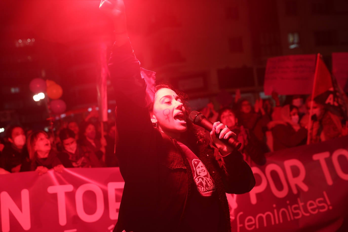 Las mujeres asturianas 'paran' este martes para renovar el impulso en la lucha por la igualdad.Las calles de Gijón se han llenado de miles de personas, unas 5.000, para celebrar el Día Internacional de la Mujer.