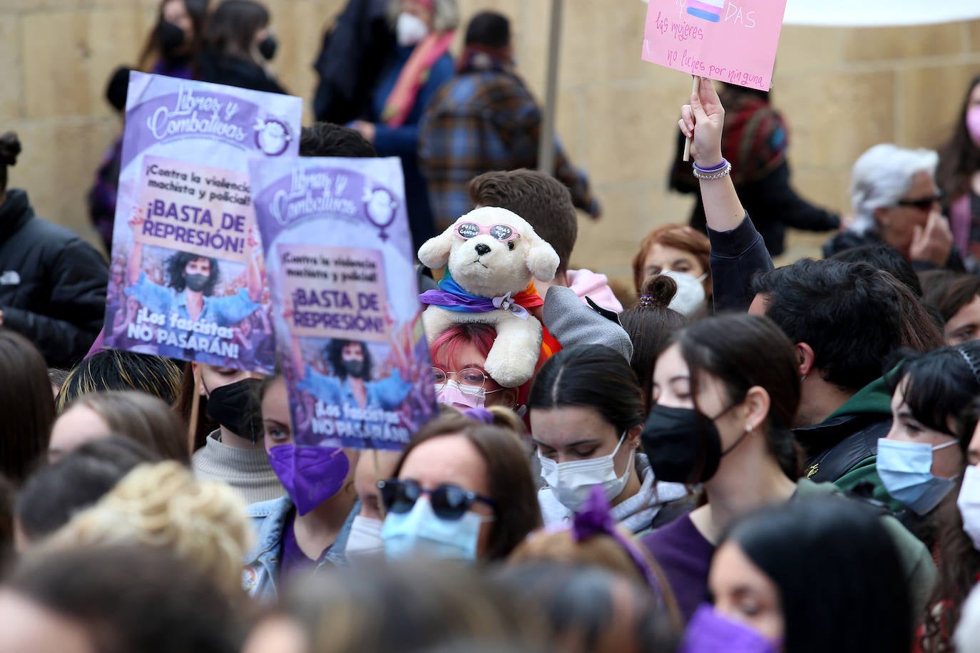 «Tenemos que seguir luchando por un futuro igualitario hasta que no haya que reivindicar nada». Cerca de un centenar de mujeres acompañaron al equipo de gobierno ovetense en la celebración del Día Internacional de la Mujer. Antes, cientos de estudiantes secundaron una marcha reivindicativa por las calles de la capital.