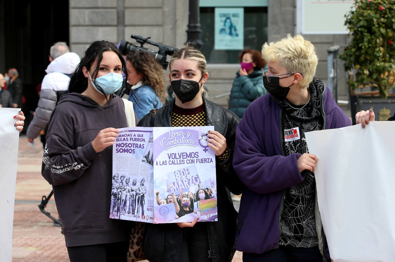 «Tenemos que seguir luchando por un futuro igualitario hasta que no haya que reivindicar nada». Cerca de un centenar de mujeres acompañaron al equipo de gobierno ovetense en la celebración del Día Internacional de la Mujer. Antes, cientos de estudiantes secundaron una marcha reivindicativa por las calles de la capital.