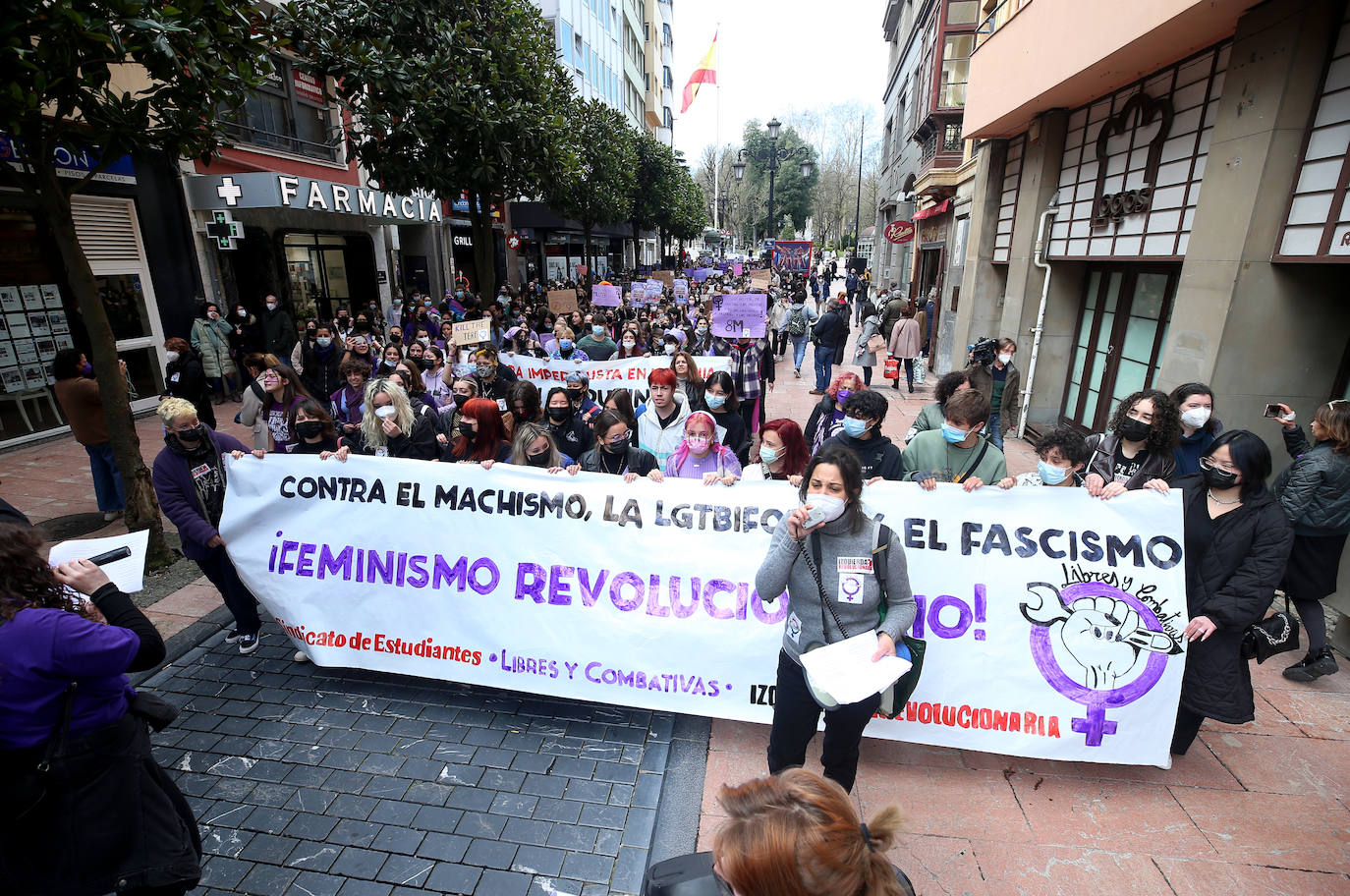 «Tenemos que seguir luchando por un futuro igualitario hasta que no haya que reivindicar nada». Cerca de un centenar de mujeres acompañaron al equipo de gobierno ovetense en la celebración del Día Internacional de la Mujer. Antes, cientos de estudiantes secundaron una marcha reivindicativa por las calles de la capital.