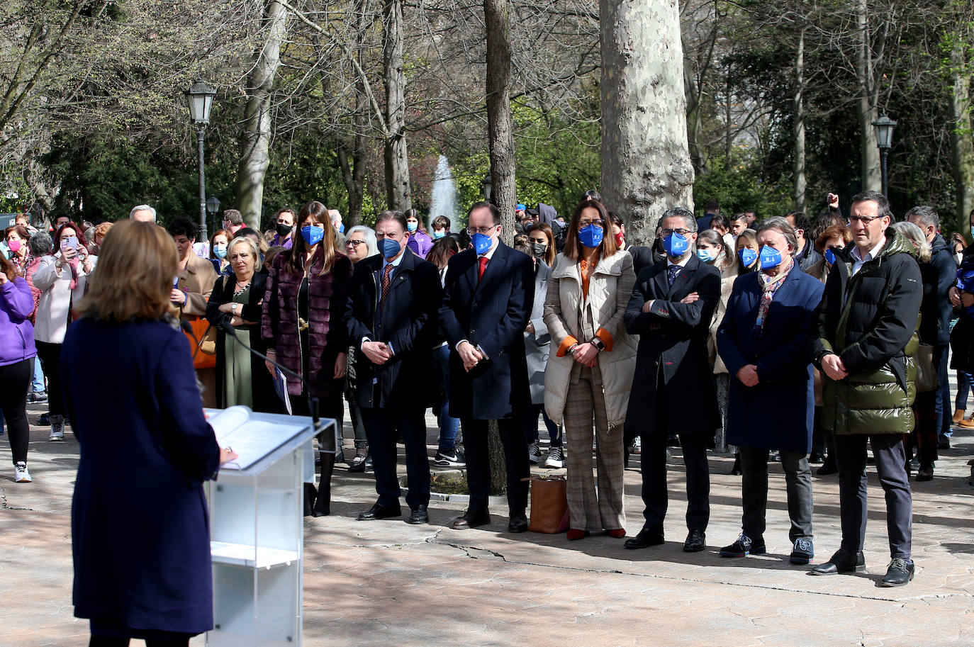 «Tenemos que seguir luchando por un futuro igualitario hasta que no haya que reivindicar nada». Cerca de un centenar de mujeres acompañaron al equipo de gobierno ovetense en la celebración del Día Internacional de la Mujer. Antes, cientos de estudiantes secundaron una marcha reivindicativa por las calles de la capital.