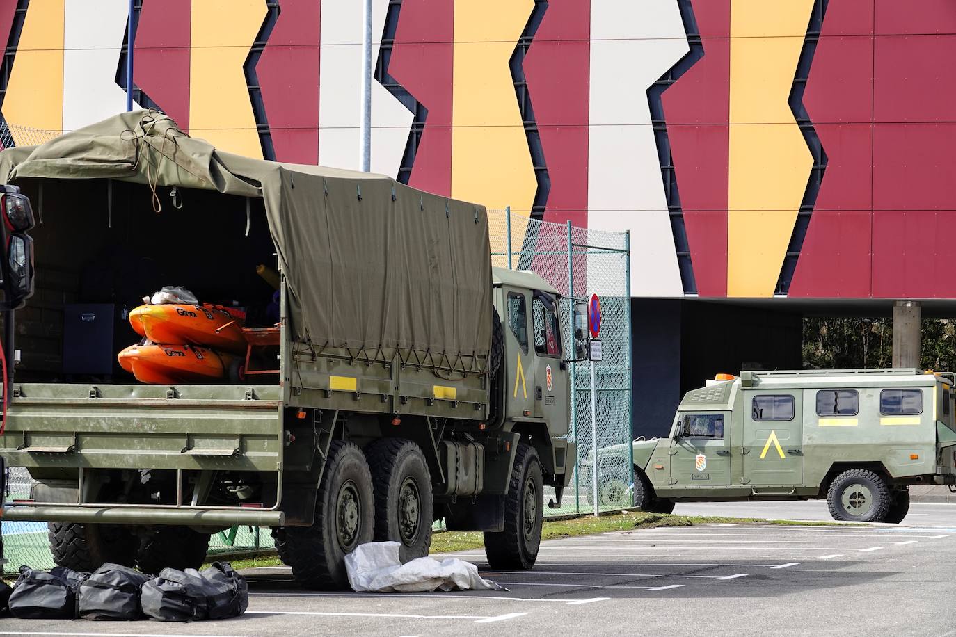 La Unidad Militar de Emergencias (UME) han ayudado, este martes, al Ayuntamiento de Ribadesella a limpiar y despejar el área de desembarco del río Sella que está ubicada bajo el puente de San Román, en el acceso a los Campos de Oba.