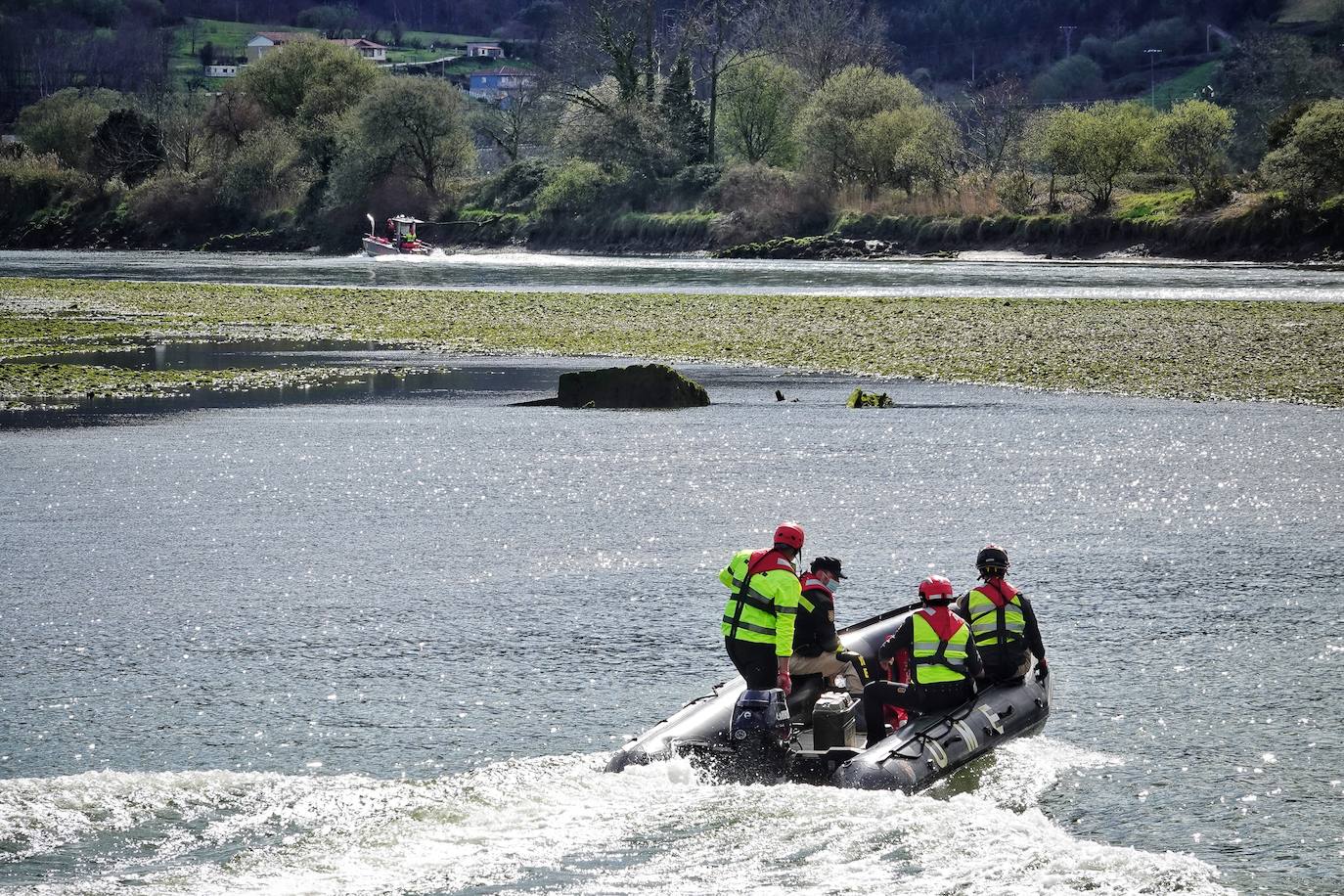 La Unidad Militar de Emergencias (UME) han ayudado, este martes, al Ayuntamiento de Ribadesella a limpiar y despejar el área de desembarco del río Sella que está ubicada bajo el puente de San Román, en el acceso a los Campos de Oba.