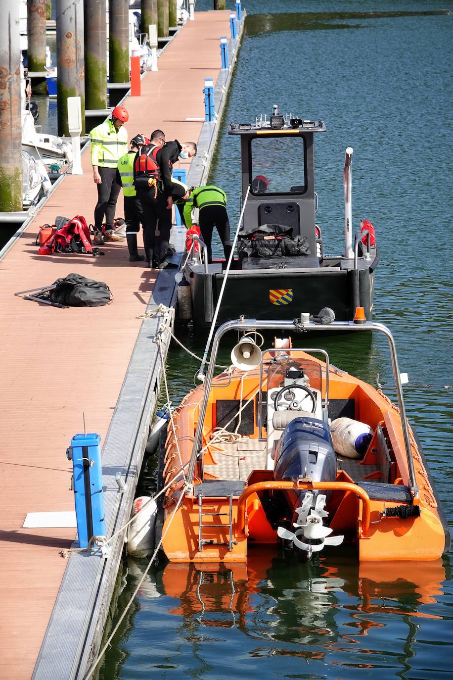 La Unidad Militar de Emergencias (UME) han ayudado, este martes, al Ayuntamiento de Ribadesella a limpiar y despejar el área de desembarco del río Sella que está ubicada bajo el puente de San Román, en el acceso a los Campos de Oba.