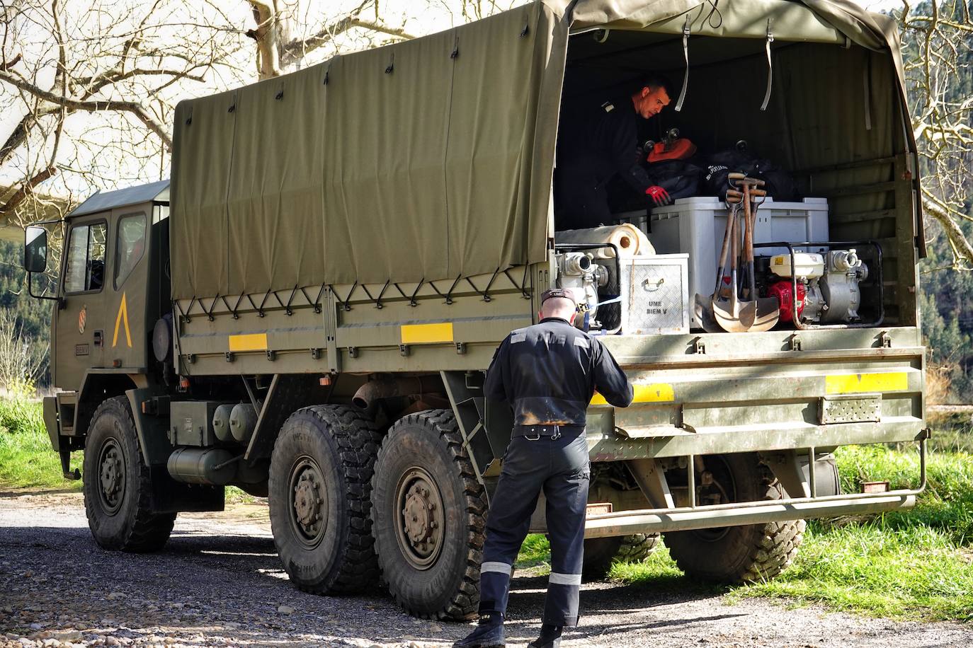 La Unidad Militar de Emergencias (UME) han ayudado, este martes, al Ayuntamiento de Ribadesella a limpiar y despejar el área de desembarco del río Sella que está ubicada bajo el puente de San Román, en el acceso a los Campos de Oba.