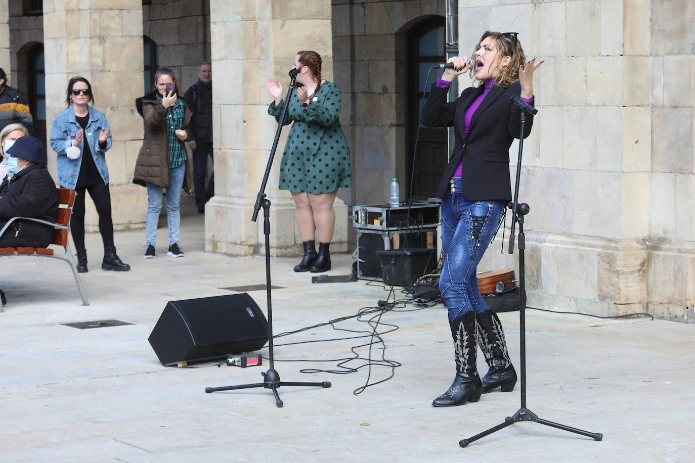 Fotos: 8M, Día de la Mujer. Avilés, «por la dignidad de todas»