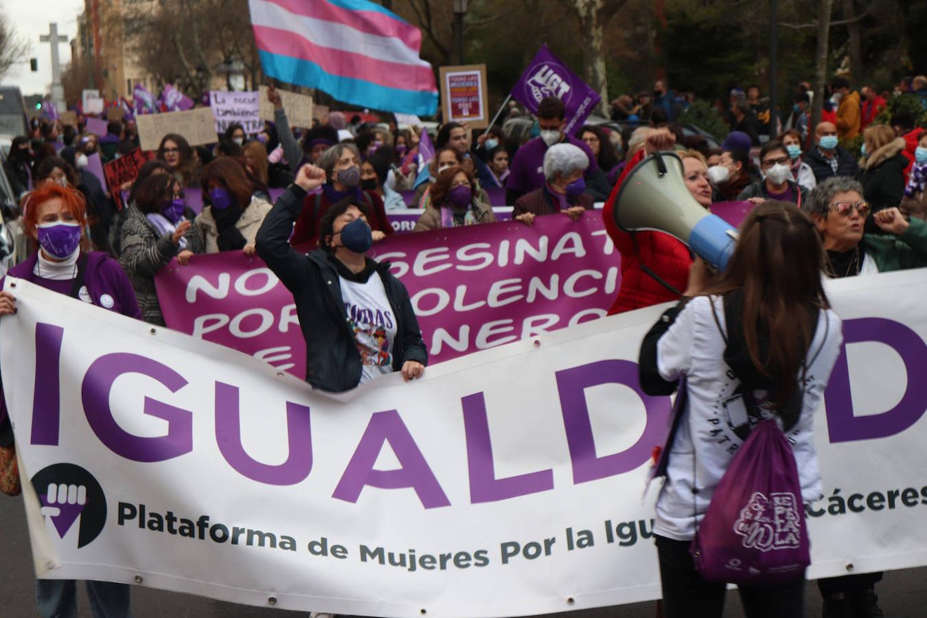 La Plataforma de mujeres por la igualdad de Cáceres ha salido a la calle con lemas en defensa del feminismo como herramienta de cambio social y económico