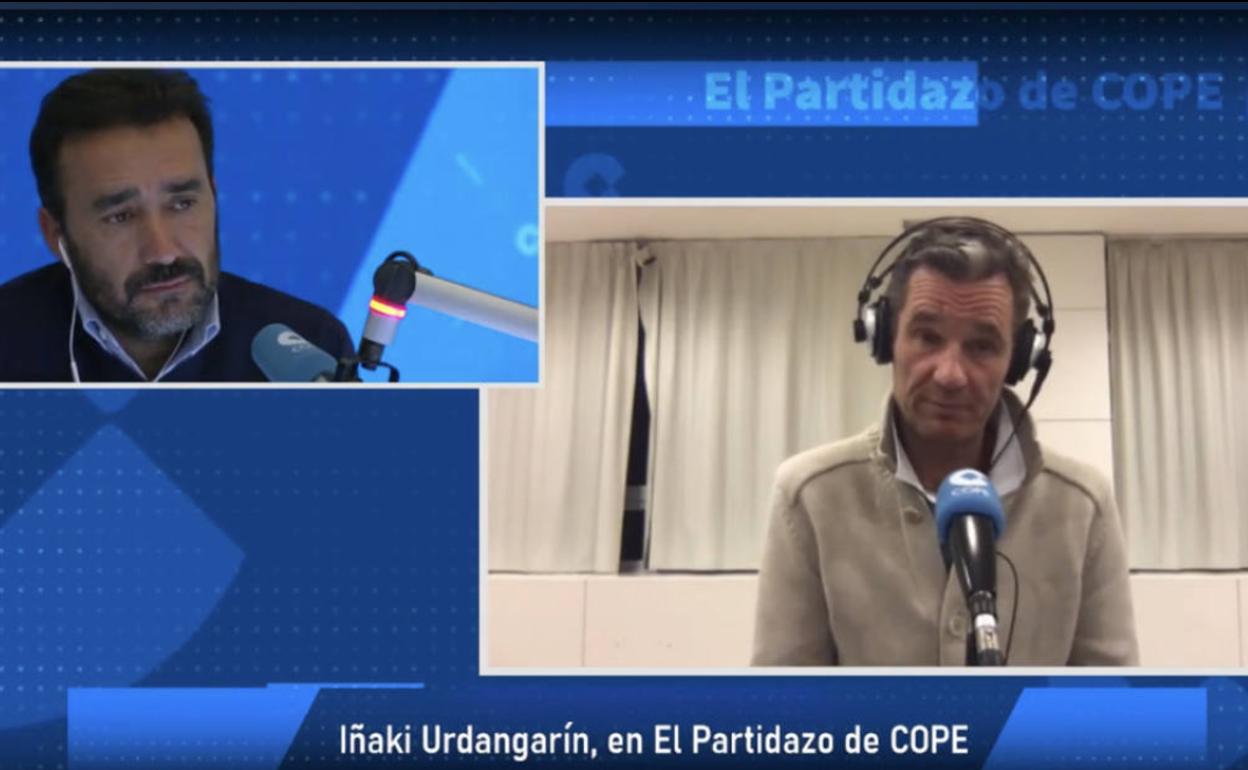 Iñaki Urdangarin habla con su hijo Pablo tras el encuentro de Liga Asobal.