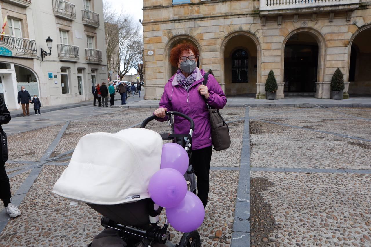 Decenas de estudiantes se han manifestado desde la plaza del Parchís a la plaza Mayor con motivo del Día Internacional de la Mujer, en defensa de una igualdad efectiva. «Ni una menos, vivas nos queremos» o «De Norte a Sur, de Este a Oeste, la lucha sigue, cueste lo que cueste», han sido algunos de los vítores que se han podido escuchar.