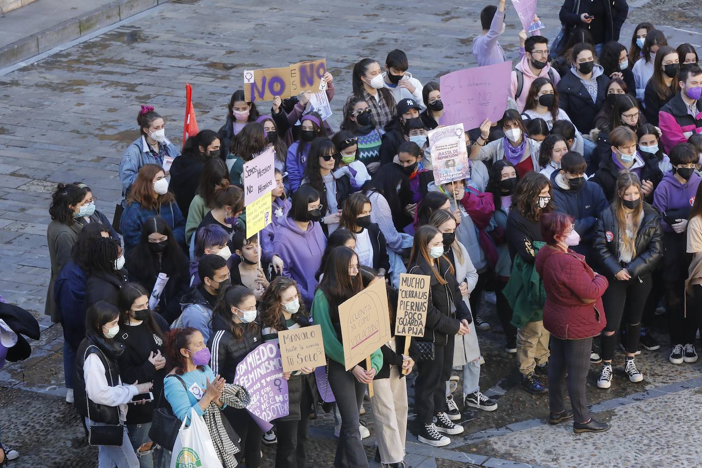 Decenas de estudiantes se han manifestado desde la plaza del Parchís a la plaza Mayor con motivo del Día Internacional de la Mujer, en defensa de una igualdad efectiva. «Ni una menos, vivas nos queremos» o «De Norte a Sur, de Este a Oeste, la lucha sigue, cueste lo que cueste», han sido algunos de los vítores que se han podido escuchar.