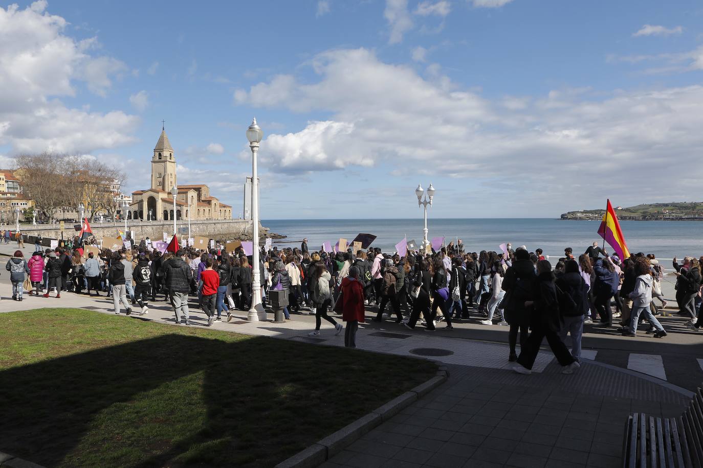 Decenas de estudiantes se han manifestado desde la plaza del Parchís a la plaza Mayor con motivo del Día Internacional de la Mujer, en defensa de una igualdad efectiva. «Ni una menos, vivas nos queremos» o «De Norte a Sur, de Este a Oeste, la lucha sigue, cueste lo que cueste», han sido algunos de los vítores que se han podido escuchar.