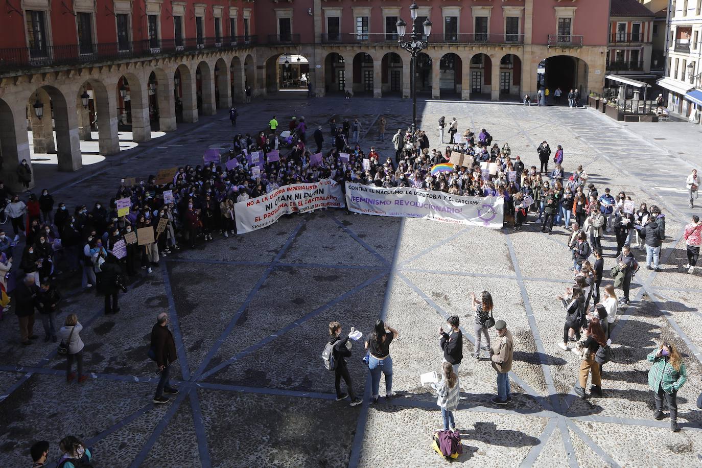 Decenas de estudiantes se han manifestado desde la plaza del Parchís a la plaza Mayor con motivo del Día Internacional de la Mujer, en defensa de una igualdad efectiva. «Ni una menos, vivas nos queremos» o «De Norte a Sur, de Este a Oeste, la lucha sigue, cueste lo que cueste», han sido algunos de los vítores que se han podido escuchar.