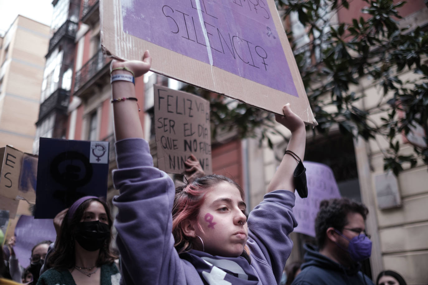 Decenas de estudiantes se han manifestado desde la plaza del Parchís a la plaza Mayor con motivo del Día Internacional de la Mujer, en defensa de una igualdad efectiva. «Ni una menos, vivas nos queremos» o «De Norte a Sur, de Este a Oeste, la lucha sigue, cueste lo que cueste», han sido algunos de los vítores que se han podido escuchar.