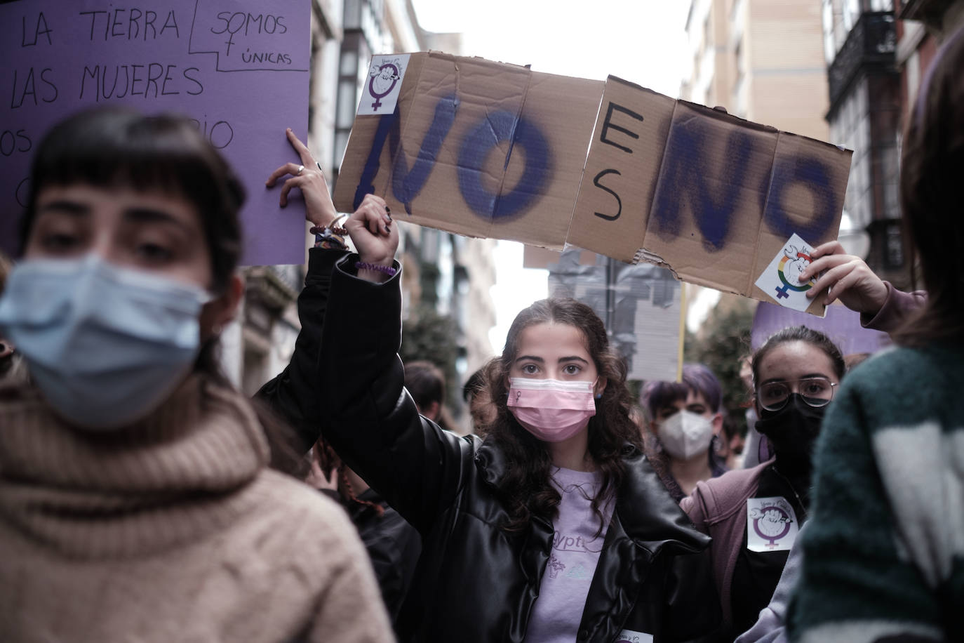 Decenas de estudiantes se han manifestado desde la plaza del Parchís a la plaza Mayor con motivo del Día Internacional de la Mujer, en defensa de una igualdad efectiva. «Ni una menos, vivas nos queremos» o «De Norte a Sur, de Este a Oeste, la lucha sigue, cueste lo que cueste», han sido algunos de los vítores que se han podido escuchar.