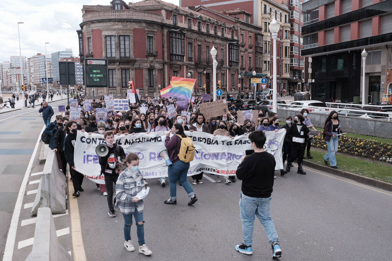 Decenas de estudiantes se han manifestado desde la plaza del Parchís a la plaza Mayor con motivo del Día Internacional de la Mujer, en defensa de una igualdad efectiva. «Ni una menos, vivas nos queremos» o «De Norte a Sur, de Este a Oeste, la lucha sigue, cueste lo que cueste», han sido algunos de los vítores que se han podido escuchar.