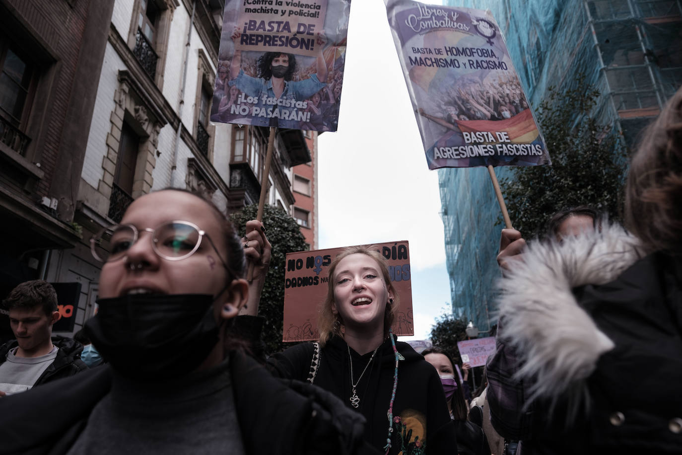 Decenas de estudiantes se han manifestado desde la plaza del Parchís a la plaza Mayor con motivo del Día Internacional de la Mujer, en defensa de una igualdad efectiva. «Ni una menos, vivas nos queremos» o «De Norte a Sur, de Este a Oeste, la lucha sigue, cueste lo que cueste», han sido algunos de los vítores que se han podido escuchar.