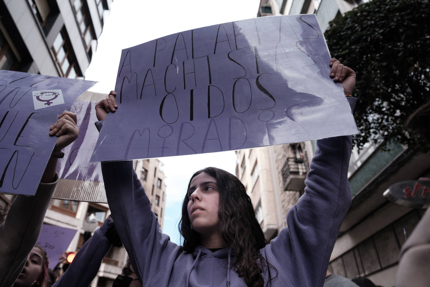 Decenas de estudiantes se han manifestado desde la plaza del Parchís a la plaza Mayor con motivo del Día Internacional de la Mujer, en defensa de una igualdad efectiva. «Ni una menos, vivas nos queremos» o «De Norte a Sur, de Este a Oeste, la lucha sigue, cueste lo que cueste», han sido algunos de los vítores que se han podido escuchar.