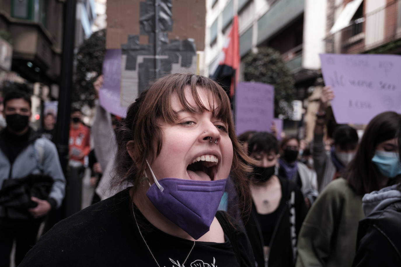 Decenas de estudiantes se han manifestado desde la plaza del Parchís a la plaza Mayor con motivo del Día Internacional de la Mujer, en defensa de una igualdad efectiva. «Ni una menos, vivas nos queremos» o «De Norte a Sur, de Este a Oeste, la lucha sigue, cueste lo que cueste», han sido algunos de los vítores que se han podido escuchar.