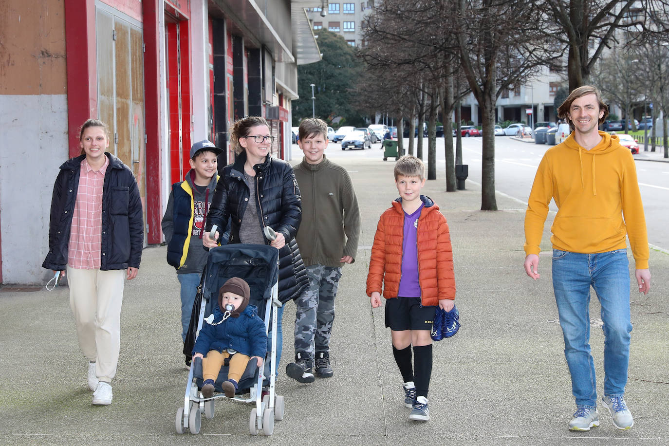 El jugador ucraniano del Sporting de Gijón, Vasyl Kravets, acudió este martes al IES Montevil para agradecer a docentes y estudiantes la organización de una recogida de alimentos y medicamentos para enviar a su país. Por la tarde, se encargó de recibir a una de las familias de refugiados llegadas a Gijón a las que entregó obsequios del club rojiblanco