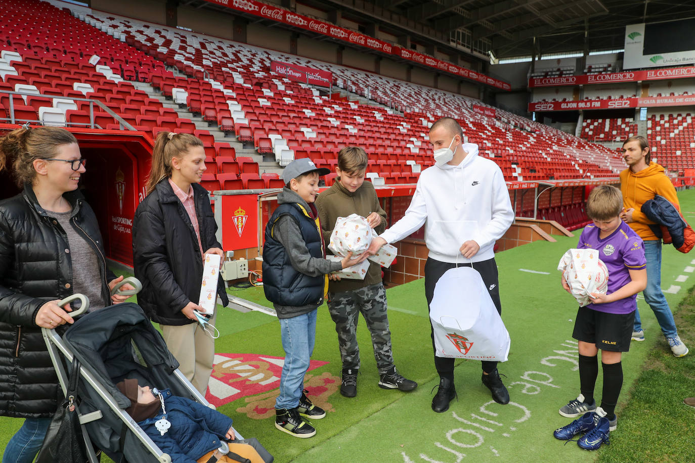 El jugador ucraniano del Sporting de Gijón, Vasyl Kravets, acudió este martes al IES Montevil para agradecer a docentes y estudiantes la organización de una recogida de alimentos y medicamentos para enviar a su país. Por la tarde, se encargó de recibir a una de las familias de refugiados llegadas a Gijón a las que entregó obsequios del club rojiblanco