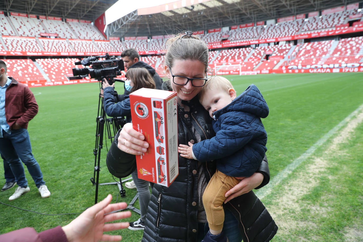 El jugador ucraniano del Sporting de Gijón, Vasyl Kravets, acudió este martes al IES Montevil para agradecer a docentes y estudiantes la organización de una recogida de alimentos y medicamentos para enviar a su país. Por la tarde, se encargó de recibir a una de las familias de refugiados llegadas a Gijón a las que entregó obsequios del club rojiblanco