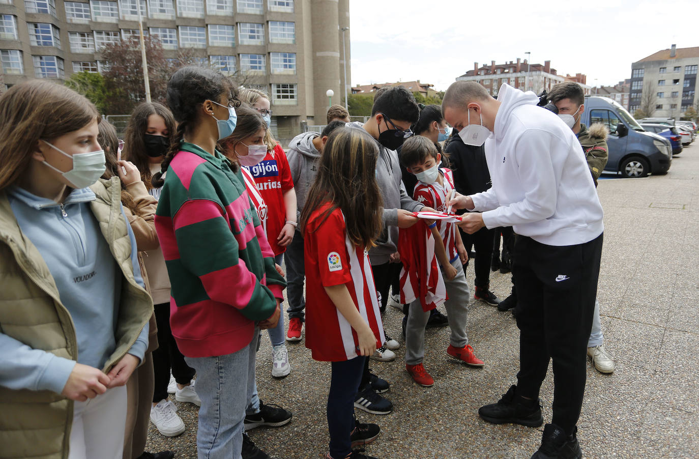 El jugador ucraniano del Sporting de Gijón, Vasyl Kravets, acudió este martes al IES Montevil para agradecer a docentes y estudiantes la organización de una recogida de alimentos y medicamentos para enviar a su país. Por la tarde, se encargó de recibir a una de las familias de refugiados llegadas a Gijón a las que entregó obsequios del club rojiblanco